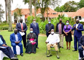 President Museveni (C) poses for a photo with Bishop Robert Muhiirwa (on his R) of Fort Portal Catholic Diocese and his delegation after a meeting at Rwakitura on Wednesday. (R) is Hon Tom Butime. PPU Photo