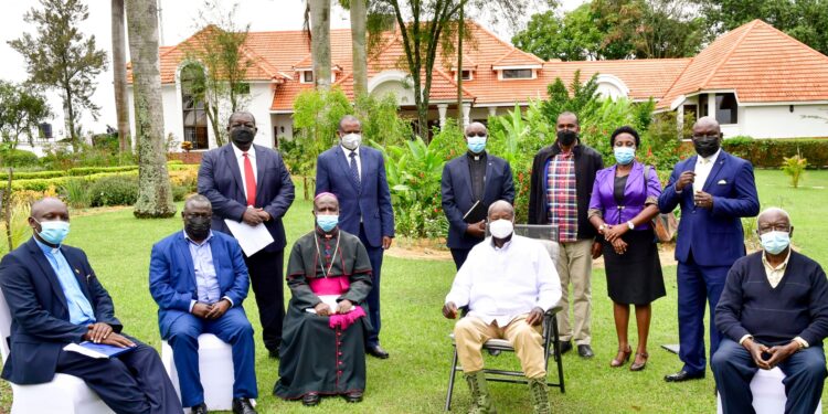 President Museveni (C) poses for a photo with Bishop Robert Muhiirwa (on his R) of Fort Portal Catholic Diocese and his delegation after a meeting at Rwakitura on Wednesday. (R) is Hon Tom Butime. PPU Photo