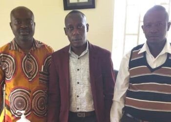 RDC Patrick Mubiru wakati, Singoma Fred ku ddyo ne Charles Wandera ku kkono oluvanyuma lw'olukiiko