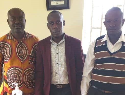 RDC Patrick Mubiru wakati, Singoma Fred ku ddyo ne Charles Wandera ku kkono oluvanyuma lw'olukiiko