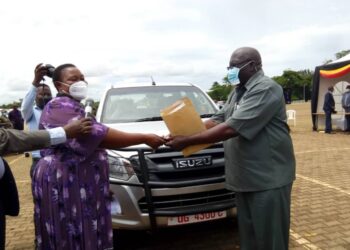 Minister Babalanda hands over a car to one of the RDCs