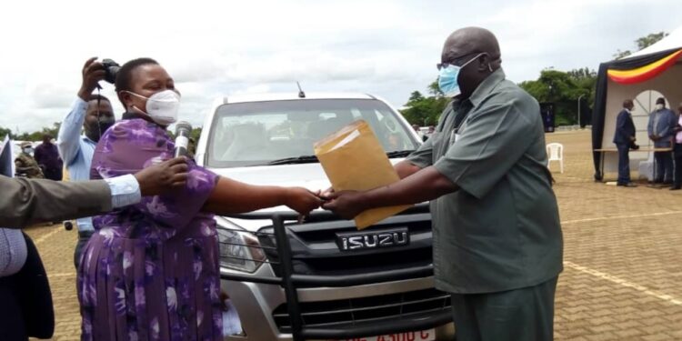 Minister Babalanda hands over a car to one of the RDCs