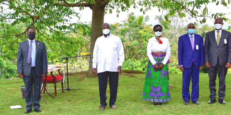 H.E YOWERI KAGUTA MUSEVENI TAKES A GROUP PHOTO WITH DR.BANNET NDYANABANGI,UNFPA REGIONAL DIRECTOR AND INTERIM EAST AND SOUTHERN AFRICA AND DELEGATION AT STATE HOUSE ENTEBBE