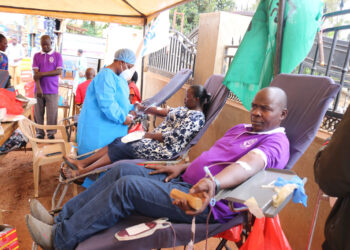 Omusumba Samuel Lwandasa nga awayo omusaayi eri aba Nakasero Blood Bank