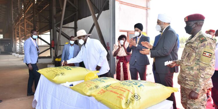 President Yoweri Museveni signs one of the 50 Kgs packed sacks of Crest Sugar in the Presences of the Kiryandongo Sugar Ltd Owners during the official commissioning of the Kiryandongo Sugar Ltd Factory in Kiryandongo District on 14th May 2022. Photo by PPU/ Tony Rujuta