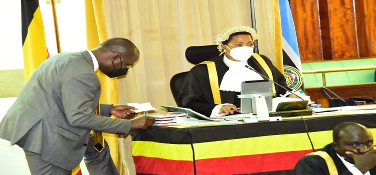 Minister Musasizi (L) confers with the Speaker during the Budget process