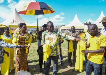 NRM SG Richard Todwong gives out party Tshirts to defectors