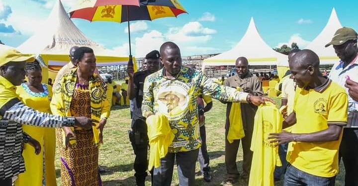 NRM SG Richard Todwong gives out party Tshirts to defectors