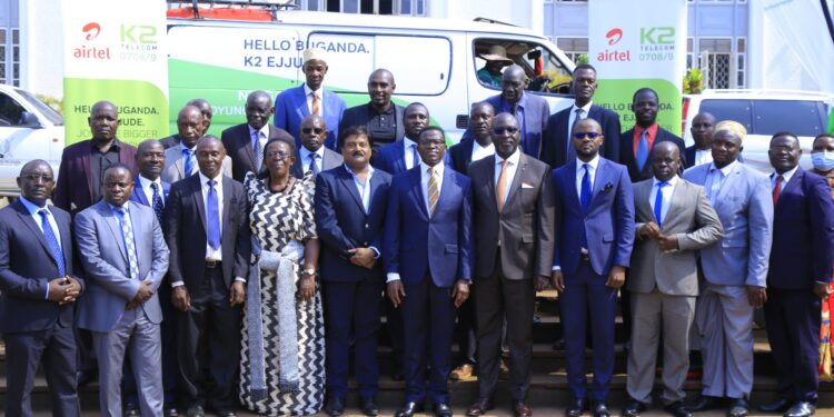 Manoj Murali, Managing Director, Airtel Uganda (5th L), Owek. Charles Peter Mayiga (C) , The Katikkiro of Buganda, Owek Robert Waggwa Nsibirwa (2nd R), 2nd Deputy Katikkiro and Minister For Finance, Arthur Mawanda (4th R), Managing Director Airtel-k2 Telcom together with representatives from the Masazas in Buganda and Airtel Staff at the partnership announcement between Airtel Uganda and K2 Telcom to enhance the network services with the aim  of boosting customers’ experience and expanding the reach of the partnership.