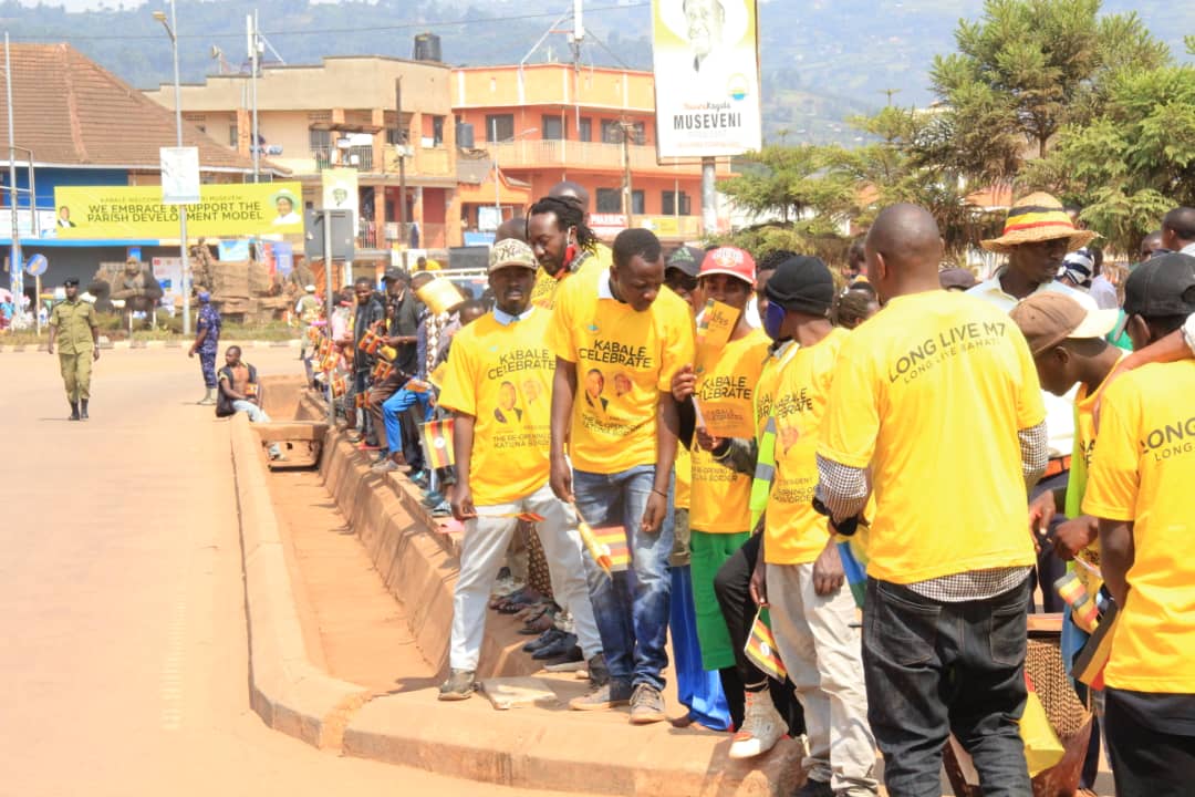 RESİMSEL: Kabale'deki NRM destekçileri, Museveni duramadığı için sokaklarda mahsur kaldı, onları Ruanda'ya giderken selamladı