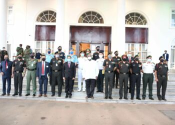 President Yoweri Museveni with a delegation of Officers from the New Delhi National Defense College