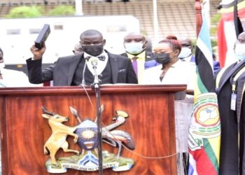 Andrew Oulanyah Ojok taking oath of an MP at the the House sitting held at the Kololo Ceremonial Grounds
