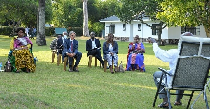 President Yoweri Museveni discussing with HRW officials