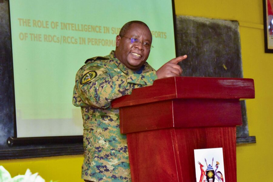 General Mbadi, RDC'lere, RCC'lere sivillerle çalışırken UPDF'yi taklit etmelerini söylüyor
