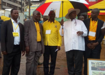 President Museveni at Owino with market authorities