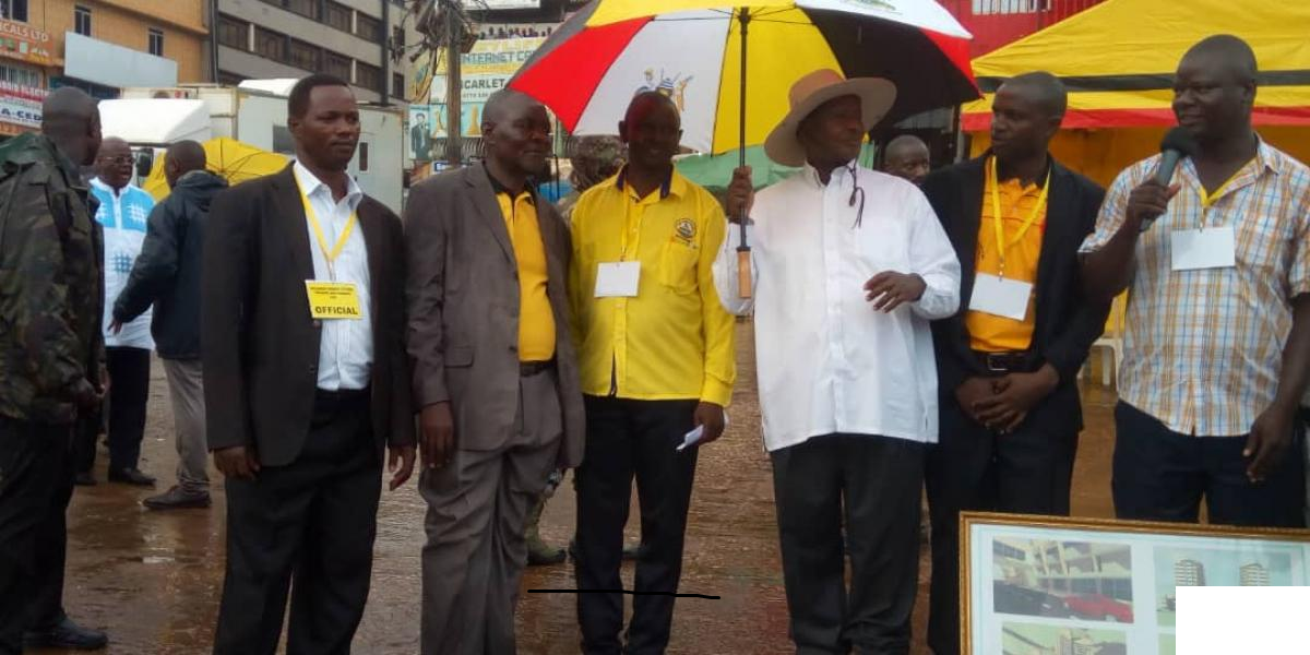 President Museveni at Owino with market authorities