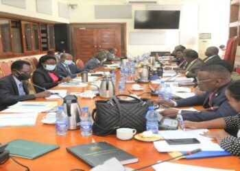 Officials from the education ministry (L) and MPs on the Committee of Education and Sports (R) at Parliament