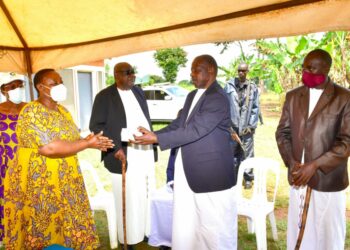 Minister Babalanda delivering President Museveni’s condolence message to the family of the late Prince Nkoobe