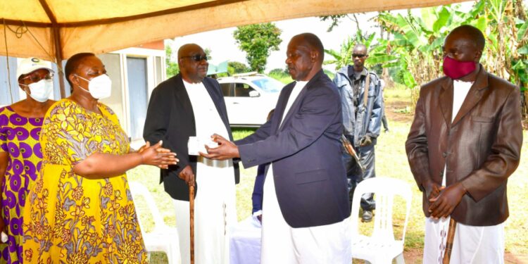 Minister Babalanda delivering President Museveni’s condolence message to the family of the late Prince Nkoobe