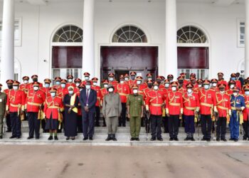 President Museveni (C) poses for a photo with UPDF generals who retired from the army during a function at State House Entebbe. PPU Photo