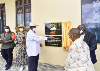 President Museveni accompanied by First Lady Janet Museveni officially commission Radio7 (seveni) owned by Balaam Barugahare in Masindi Municipality on Saturday. PPU Photo.