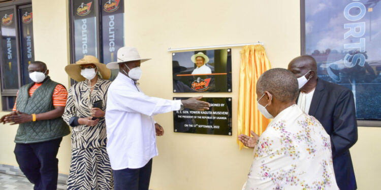 President Museveni accompanied by First Lady Janet Museveni officially commission Radio7 (seveni) owned by Balaam Barugahare in Masindi Municipality on Saturday. PPU Photo.