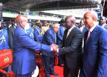 President Ruto greeting President Museveni