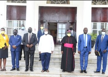 President Yoweri Museveni in a group photo with a delegation from Gulu Archdiocese