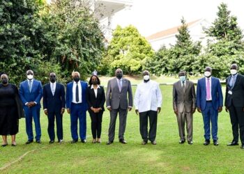 President Museveni poses for a photo with President of African Export  Import Bank Prof. Benedict Oramah (on his R) and his delegation at Entebbe on Monday. (3rd R) is Finance Minister Matia Kasaija