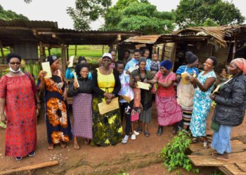 The State House Political desk's Princess Pauline Nassolo and Flora Kabibi in a group photo with market vendors of Nakwero market in Nakwero zone B village, Kimanyi parish, Kiira Municipality, Wakiso District on 8th November 2022. Photo by PPU/ Tony Rujuta.