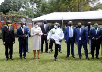 H.E Yoweri Kaguta Museveni juggles the ball during the visit of CAF President Dr. Patrice Motsepe.