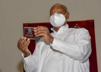 President Yoweri Museveni holding the award he won for outstanding leadership and commitment to conservation of the environment at the State House on 9th January 2023. Photo by PPU/Tony Rujuta.