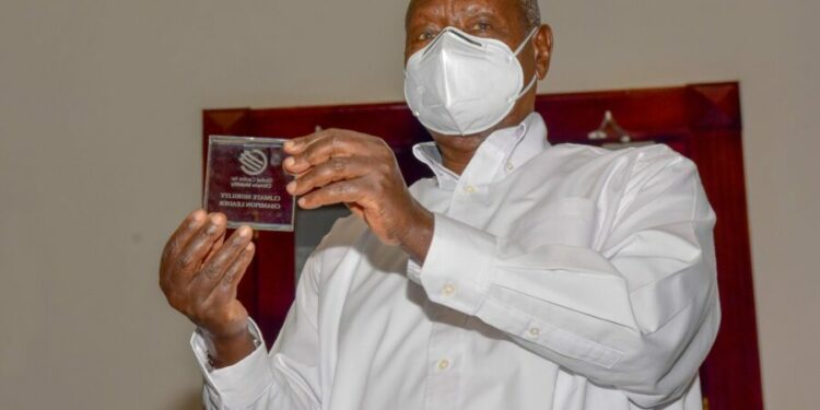 President Yoweri Museveni holding the award he won for outstanding leadership and commitment to conservation of the environment at the State House on 9th January 2023. Photo by PPU/Tony Rujuta.