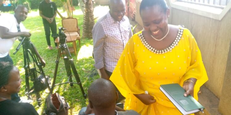 Hon. Mary Begumisa oluvanyuma lw'olukiiko ne bannamawulire