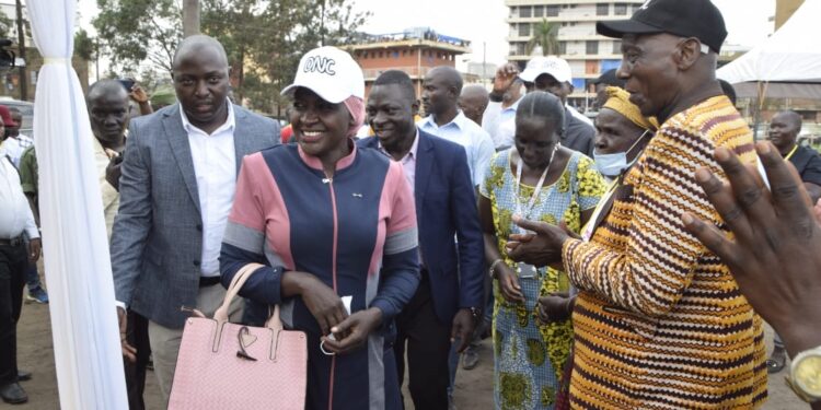 Hajjati Hadijja Namyalo the ONC boss while meeting the Owino traders yesterday