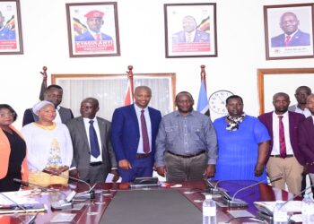 Mpuuga (5th L) with the visiting members of the South African Party after the meeting