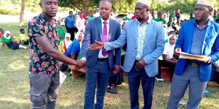 Salim Kisekka at Kiti SS in Kalungu while congulatulating the students of SK Foundation who sat for s.6 last year