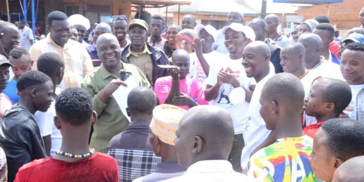 Kakumiro RDC maj. David Matovu centre addressing the members of ONC and the people of Igayaza T/C