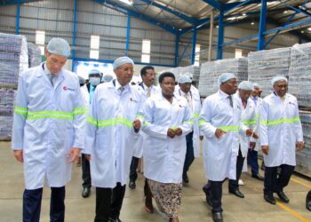 Left-Right: Eugene Willemsen, the PepsiCo CEO of the Africa, Middle East & South
Asia (AMESA) region; Dr. Amos Nzeyi, the Crown Beverages Limited Executive Chairman; The Vice President of Uganda, Rtd Major.
Jessica Alupo; Paddy Muramiirah, the CBL CEO and former Prime Minister of Uganda, Hon. Ruhakana Rugunda tour the newly
commissioned CBL bottling plant. At the back is Major General Jim Muhwezi Katugugu, the Cabinet Minister for National Security and
Hon. Mwebesa Francis, Minister of Trade Industry and Cooperatives.