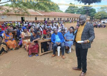 Mukono Deputy RDC Mike Ssegawa addressing residents