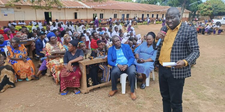 Mukono Deputy RDC Mike Ssegawa addressing residents