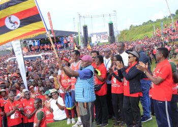 Kabaka Ronald Muwenda Mutebi flagging off the runners at Mengo today March, 16.