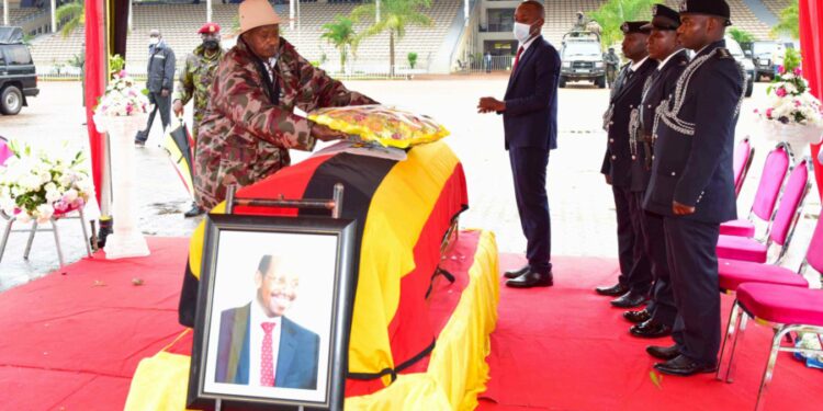 President Yoweri Museveni laying a wreath on Keith Muhakanizi's body