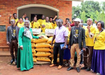 SPA Hajjat Hadijjah Namyalo handing over chicken feeds to the people of Luwero