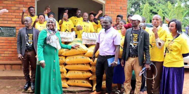 SPA Hajjat Hadijjah Namyalo handing over chicken feeds to the people of Luwero