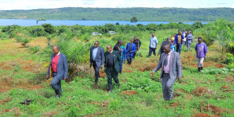 Omulabirizi we Mukono Enosi Kitto Kagodo nga akulembeddemu abasumba okulambula pulojekiti ze binazi mu Buvuma