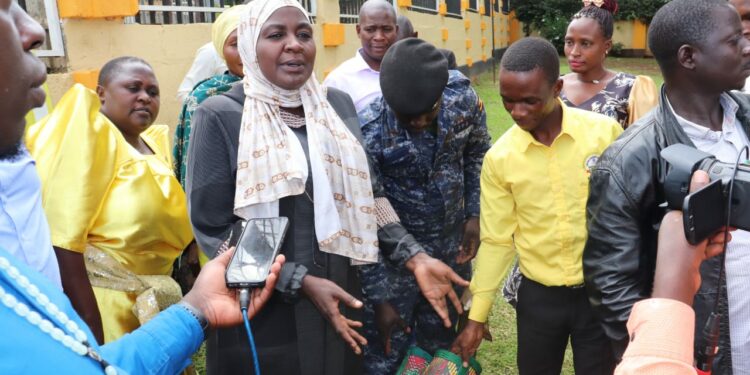 Hajjat Hadijjah Namyalo with the Bukomansimbi youth who paid a courtesy call to her office in Kyambogo