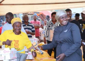 Hajjati Hadijjah Namyalo while handing over chicks and chicken feeds to people of Zirobwe