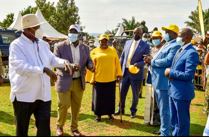 Başkan Museveni, "Daha fazla zenginlik yaratmak için palmiye yağı yetiştiriciliğine süt ve kümes hayvancılığı ekleyin" - Kalangala sakinlerine tüyo veriyor