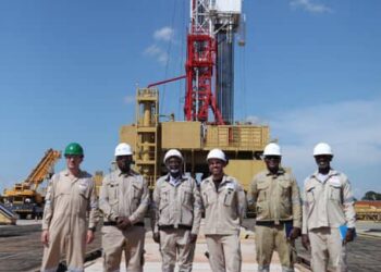 Earnest Rubondo (second right) poses for a photo with technicians and engineers on his arrival at the Jobi-Rii field, Tilenga Project on June, 7th 2023 (Photo @PAU)